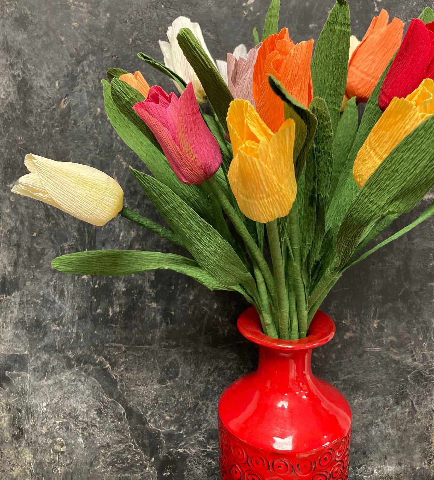 Lav en skøn julebuket af tulipaner. 

Vejledningen ligger i shoppen. 
Link i bio. 

#juleblomster #crepepapirblomster #crepepaperflowers #tulipaner #crepepaper #paperart #papertulips #papirblomsterdiy #crepepapirdiy #julepynt #julepyntdiy #diy #diyhomedecor